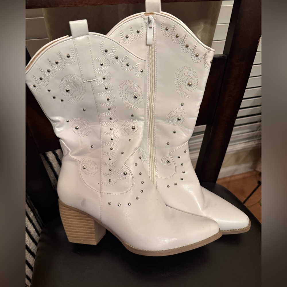 Dream Pairs White Heeled Western Boots